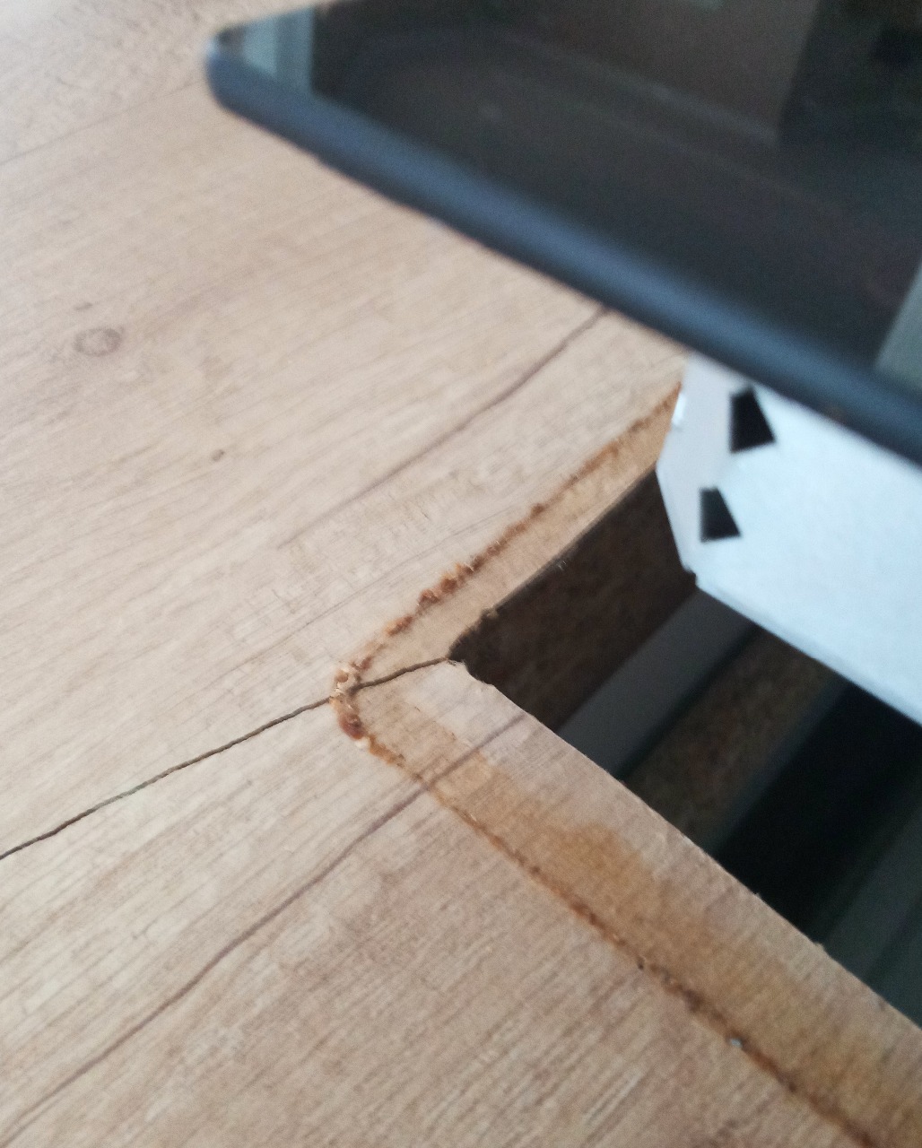 A sarkos kivágásból kiinduló repedés a munkalap dekorfelületén